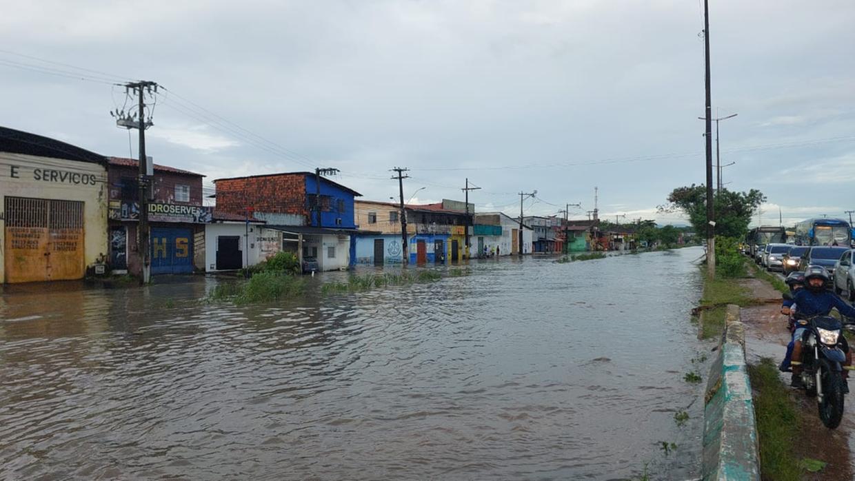 Legenda: PRF afirma que fenômeno foi causado por que rio Maranguapinho não conseguiu dar vazão ao volume de chuvas que atingiu o local Foto: Larissa Wenya