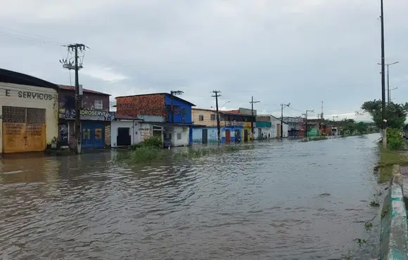 Ceará: Nível de rio sobe devido às chuvas, alaga BR-222 e provoca bloqueios em Caucaia; confira desvios